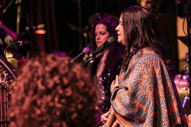 Lea singing